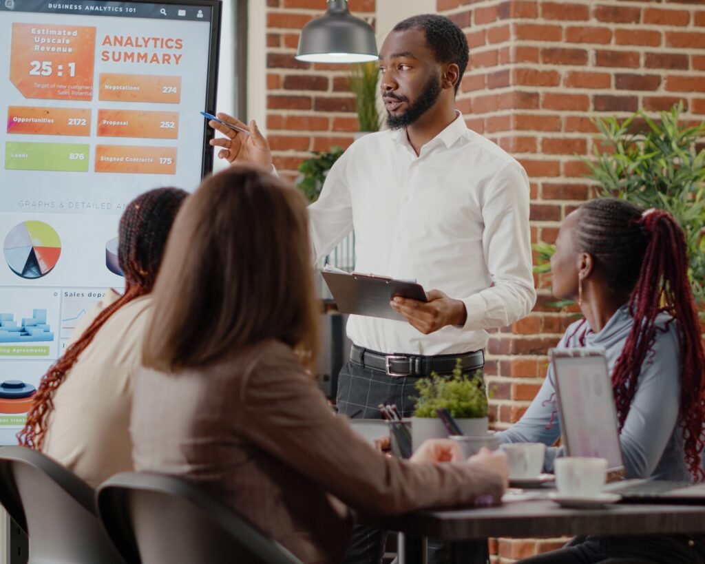 Accueil company employee presenting business strategy with charts
