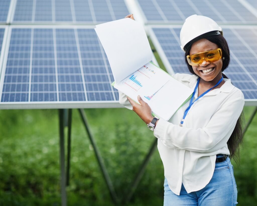 Accueil un technicien afro americain verifie l entretien des panneaux solaires une ingenieure noire a la station solaire